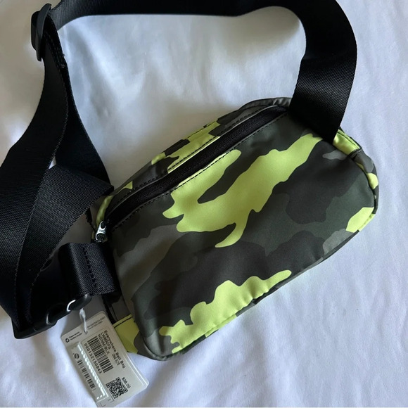 🆕 Lululemon OG Everywhere Belt Bag - Heritage Camo Neo Mint Multi - Picture 2 of 6